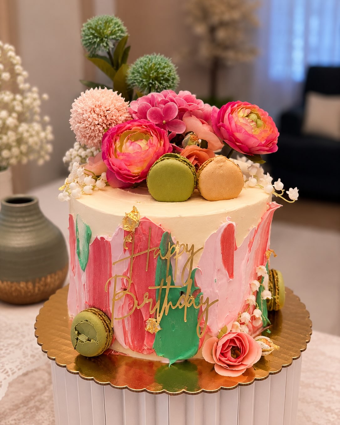 Cake de cumpleaños decorado con flores frescas y macarons
