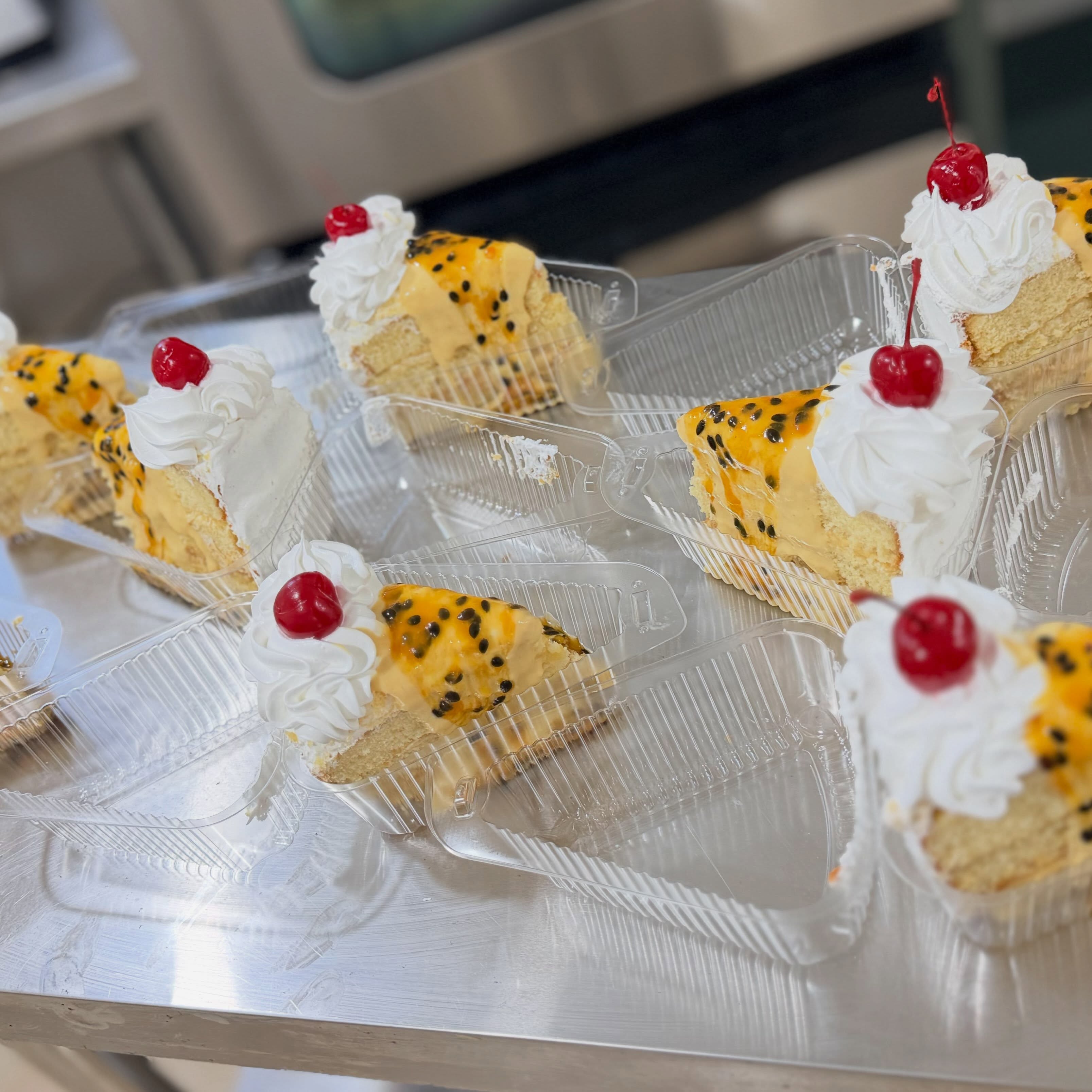 Porciones de bizcocho de chinola con crema batida y cereza